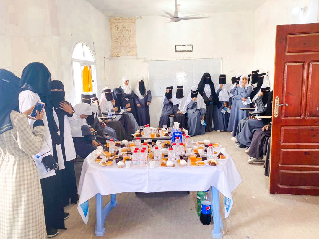 طالبات ثانوية بلقيس في زيارة لمعهد العلوم والتكنولوجيا التطبيقي التابع لجامعة العلوم والتكنولوجيا بالمهرة