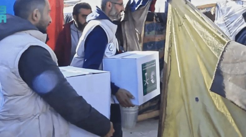 السعودية | مركز الملك سلمان للإغاثة يواصل توزيع السلال الغذائية في خربة العدس شرق رفح جنوب قطاع غزة