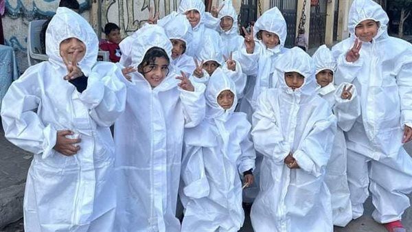 الباعة في غزة يروجون زي العزل ملبسا للعيد.. والأهالي يعتبرونه "فال شؤم"