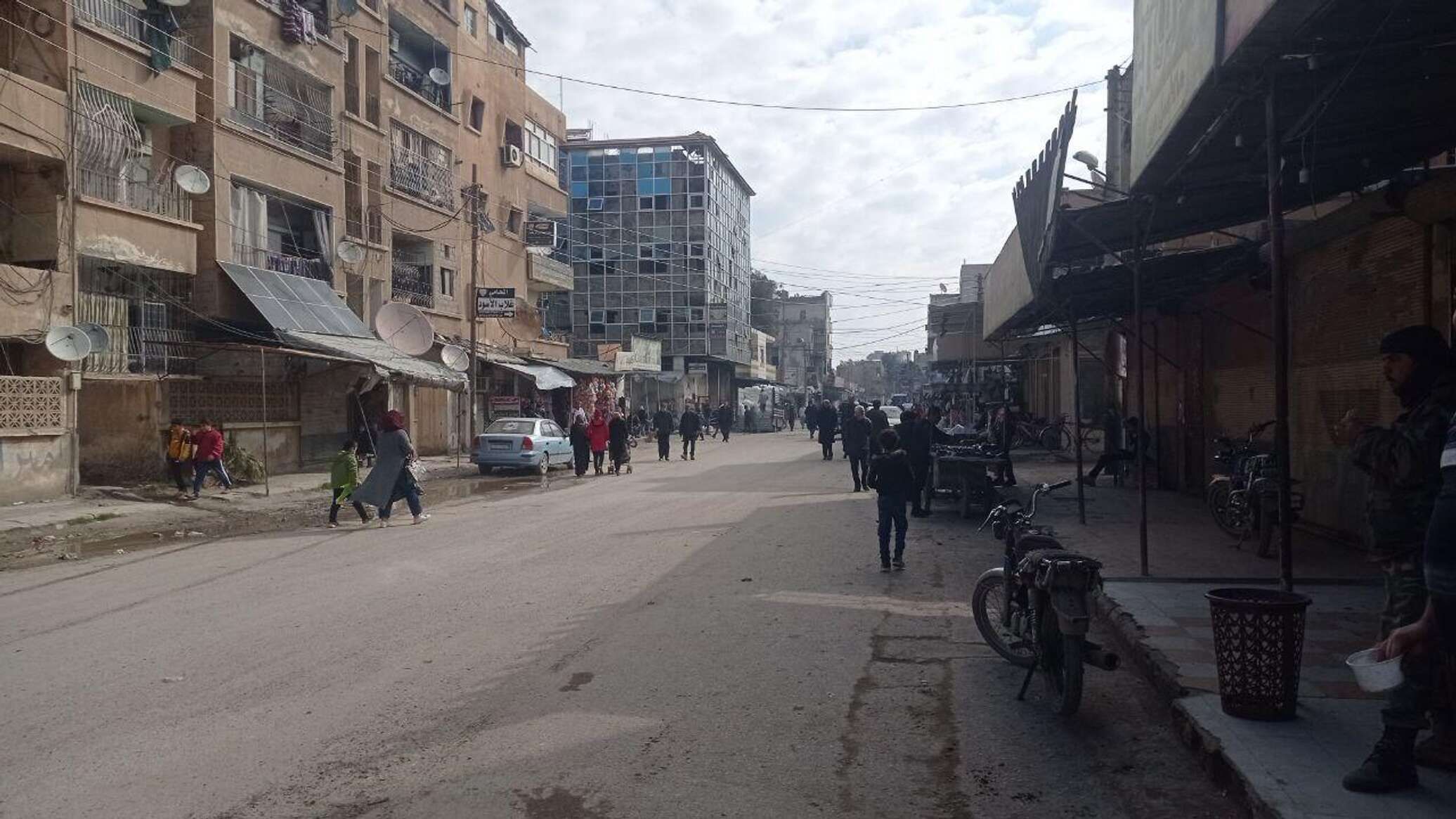 أهالي دير الزور يصلحون شبكات الكهرباء والأفران التي طالتها الضربات الأمريكية