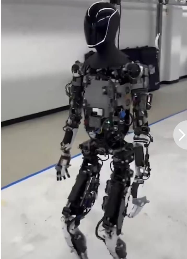 تكنولوجيا: روبوت تسلا المخيف Optimus فى نزهة حول المصنع.. صور