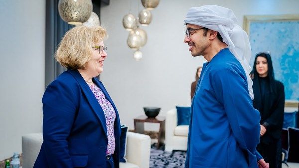 عبدالله بن زايد وباربرا ليف يبحثان التطورات في المنطقة وتداعياتها الإنسانية