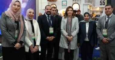 وزيرة الثقافة تزور جناح "معلومات الوزراء" بمعرض الكتاب