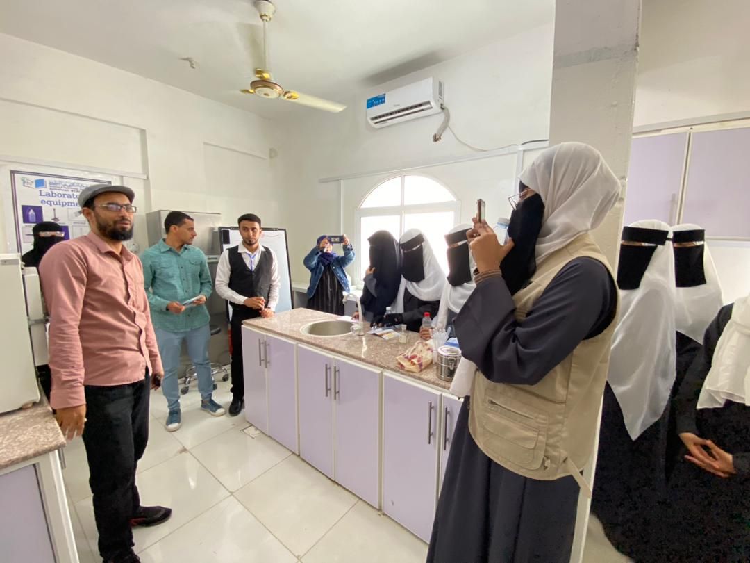 طالبات ثانوية بلقيس في زيارة لمعهد العلوم والتكنولوجيا التطبيقي التابع لجامعة العلوم والتكنولوجيا بالمهرة