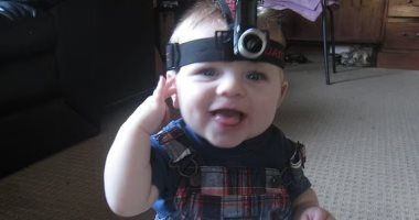 تكنولوجيا: العلماء يستخدمون طفلًا 6 أشهر لتعليم الذكاء الاصطناعى كيفية تطور البشرية