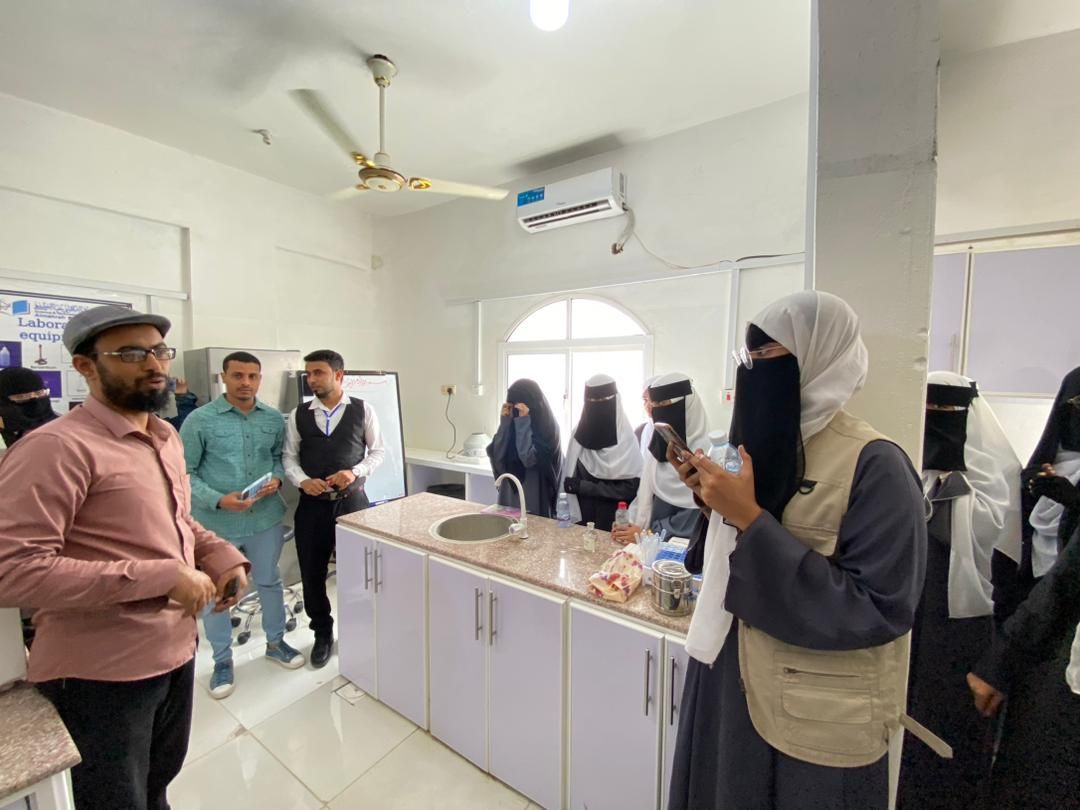 طالبات ثانوية بلقيس في زيارة لمعهد العلوم والتكنولوجيا التطبيقي التابع لجامعة العلوم والتكنولوجيا بالمهرة