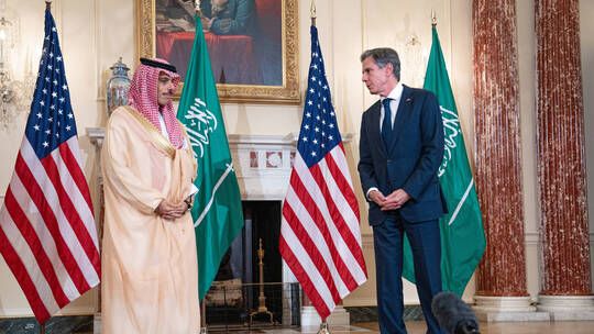 الخليج اليوم .. وزيرا الخارجية الأمريكي والسعودي يبحثان هدنة إنسانية في غزة