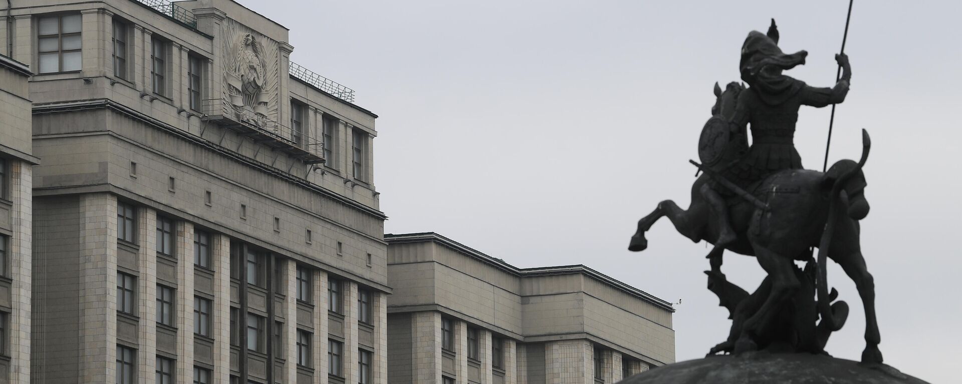 أهالي دير الزور يصلحون شبكات الكهرباء والأفران التي طالتها الضربات الأمريكية