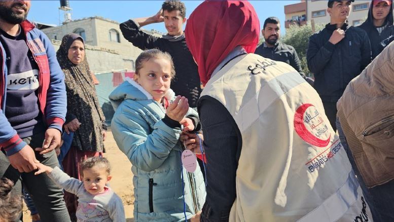 الامارات | الهلال الأحمر الإماراتي يواصل توزيع الملابس الشتوية والوجبات الغذائية على أهالي قطاع غزة