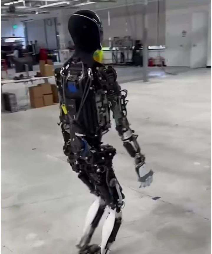 تكنولوجيا: روبوت تسلا المخيف Optimus فى نزهة حول المصنع.. صور