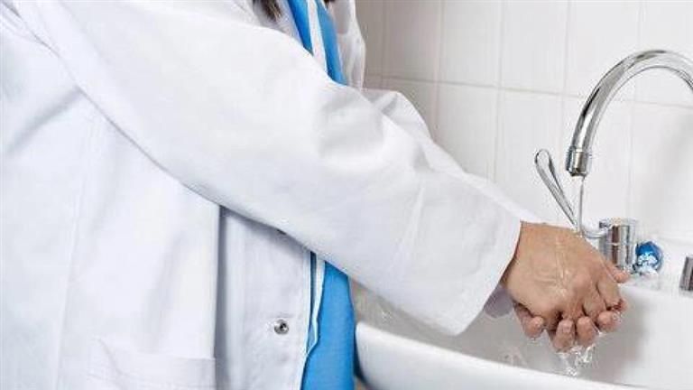 مريض يضرب طبيبا في عيادته لقيامه بهذا الفعل بعد فحصه.. لن تتوقع