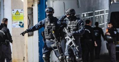 جنود الاحتلال يداهمون منزل طفل فلسطينى ويحققون معه بعد حمله سلاحا بلاستيكيا.. فيديو