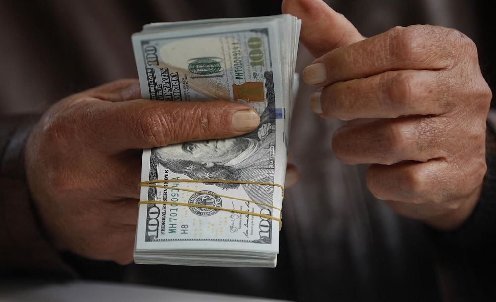 لأول مرة منذ بداية 2024.. الدولار يتراجع إلى 58 جنيها في السوق الموازي