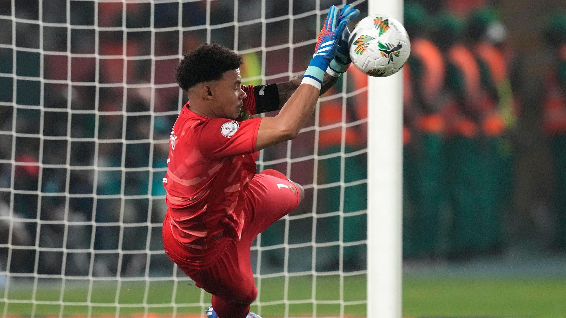 الامارات | حارس مرمى جنوب إفريقيا يكشف سر تصديه لأربع ركلات جزاء