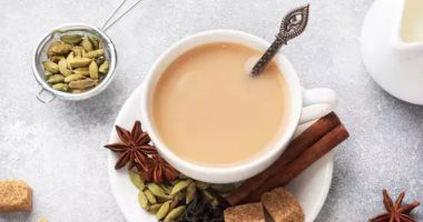 بتشربه ميزة ولا بربرى.. طبيب يوضح أفضل طريقة لشرب الشاي بلبن