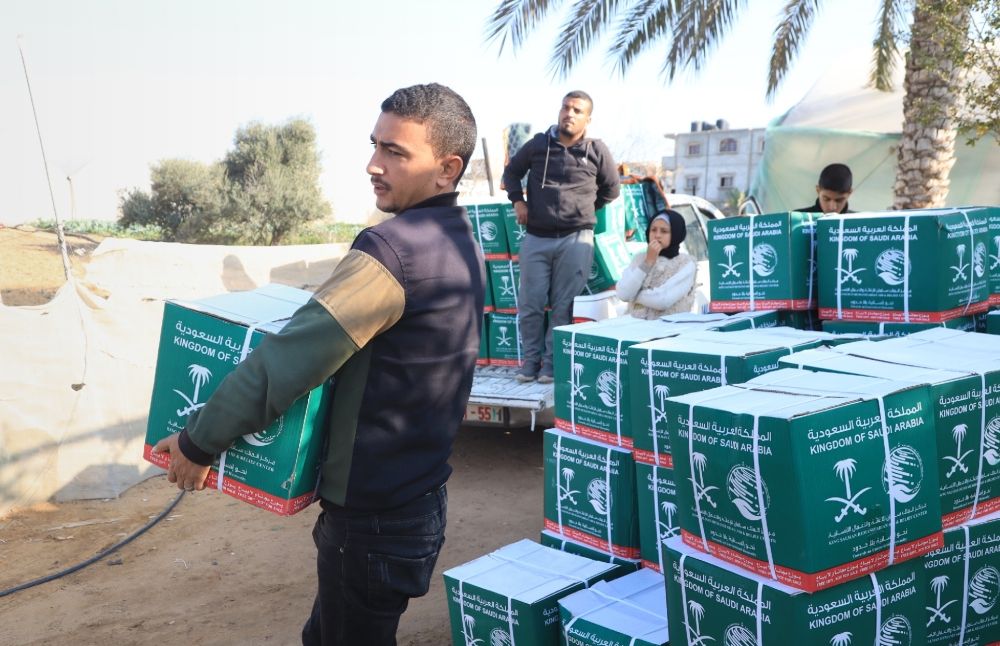 مركز الملك سلمان للإغاثة يواصل توزيع السلال الغذائية في غزة