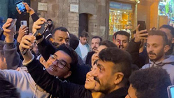 بنحبك يا عوضي.. الجمهور يلتف حول أحمد العوضي في كواليس "حق عرب"