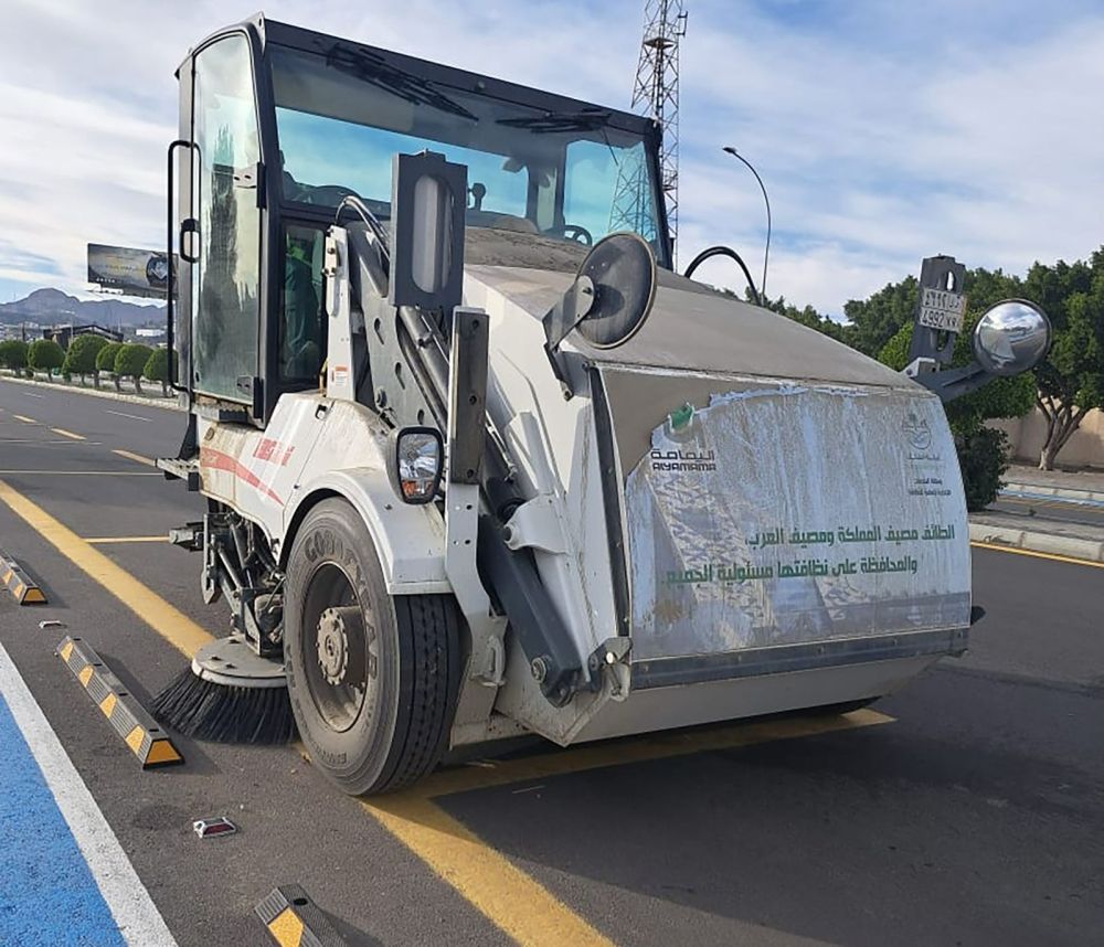 1000 مهمة لإزالة الأتربة والمخلفات من شوارع الطائف