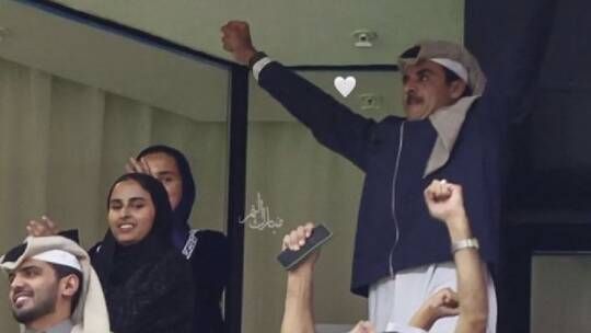 الخليج اليوم .. تفاعل وفرحة أمير قطر في المدرجات بتأهل العنابي "للمربع الذهبي" لكأس آسيا.. فيديو