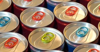 ما تعودتش جسمك عليها.. التأثيرات الضارة لشرب مشروبات الطاقة يوميًا