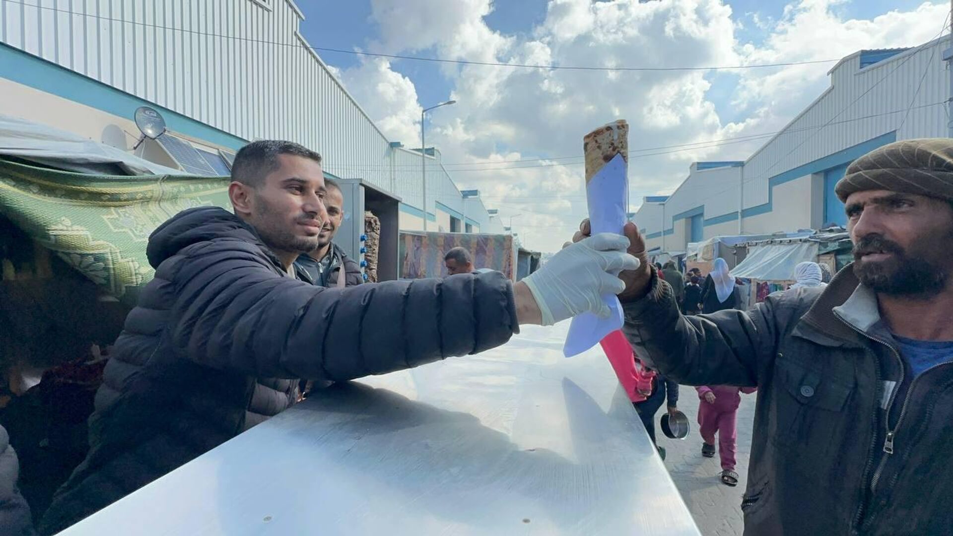 شاورما حسن مبادرة تعيد بعض الحياة وسط مخيمات النازحين في رفح جنوب قطاع غزة شاورما حسن مبادرة تعيد بعض الحياة وسط مخيمات النازحين في رفح جنوب قطاع غزة - الخليج 365 عربي, 1920, 05.02.2024