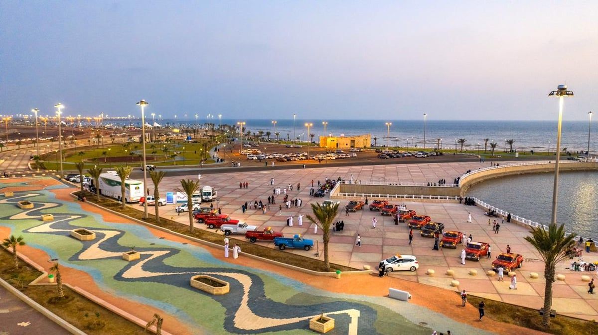 الباحثون عن الدفء والسياحة البحرية يقبلون على سواحل عسير