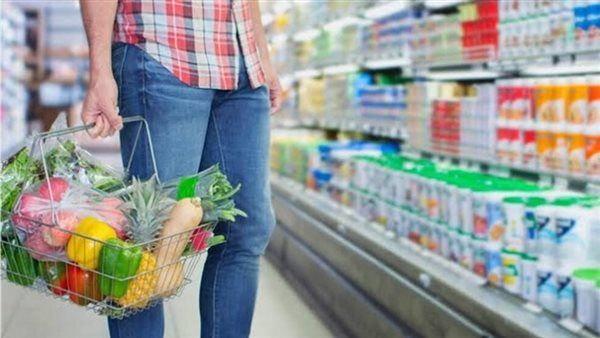 بعد تراجع الدولار بالسوق السوداء.. هل تنخفض أسعار السلع في مصر؟.. محللون يجيبون