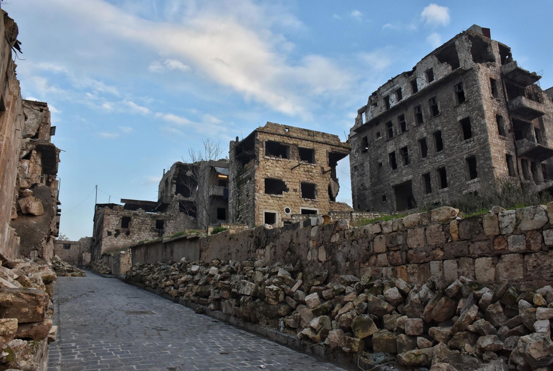 الحصار ، الإرهاب، والزلزال.. أٌقانيم الموت التي لاحقت أرواح سكان حلب الحصار ، الإرهاب، والزلزال.. أٌقانيم الموت التي لاحقت أرواح سكان حلب - الخليج 365 عربي, 1920, 05.02.2024