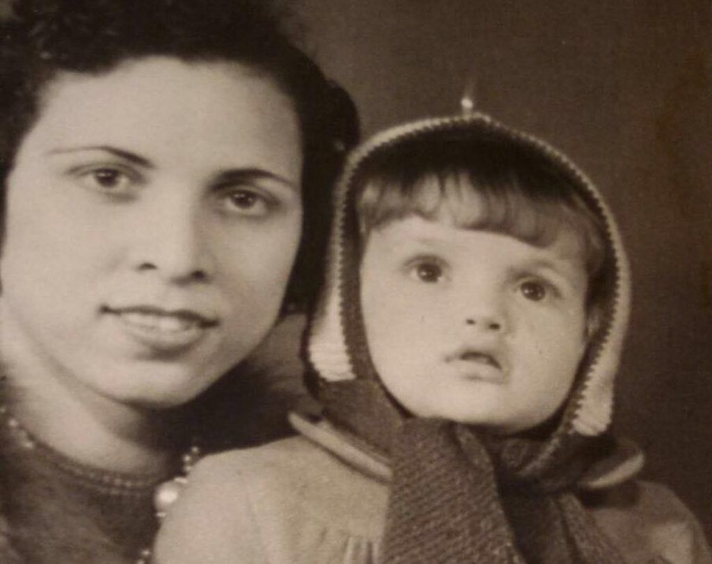 في عيد ميلادها الـ 47.. تداول صورة نادرة لـ زينة في طفولتها والجمهور مصدوم: “مستحيل تكون هي”