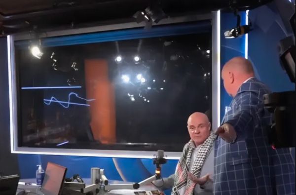 لاتهامه إسرائيل بارتكاب "إبادة جماعية".. مذيع بريطاني يطرد ناشطا يساريا من الأستوديو