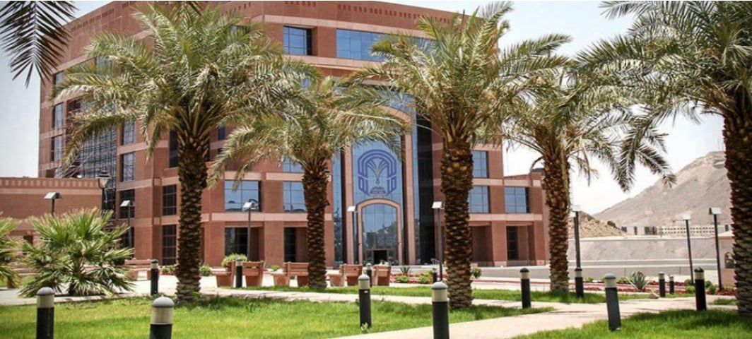 مجلة طبية عالمية تشيد بمشروع بحث لـ3 طالبات بجامعة ينبع حول التنبؤ الوبائي