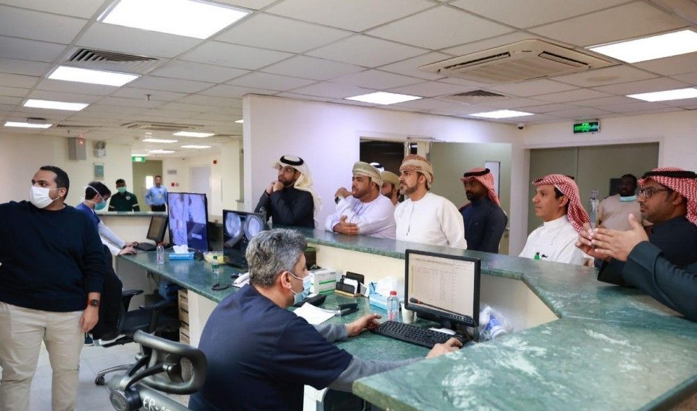 للاستفادة من الخبرات… وفد "الصحة" بسلطنة عمان يزور مجمع إرادة بالرياض
