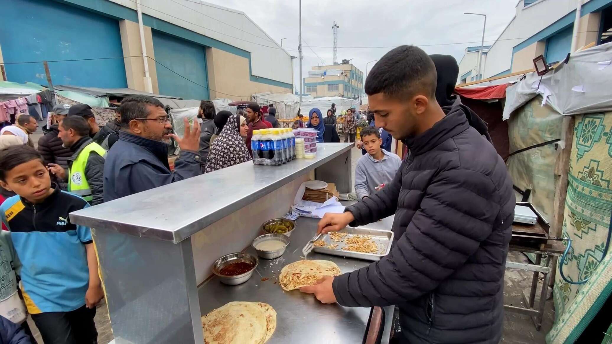 "شاورما حسن" وسط مخيمات النازحين.. مبادرة تعيد بعض الحياة في رفح جنوب قطاع غزة