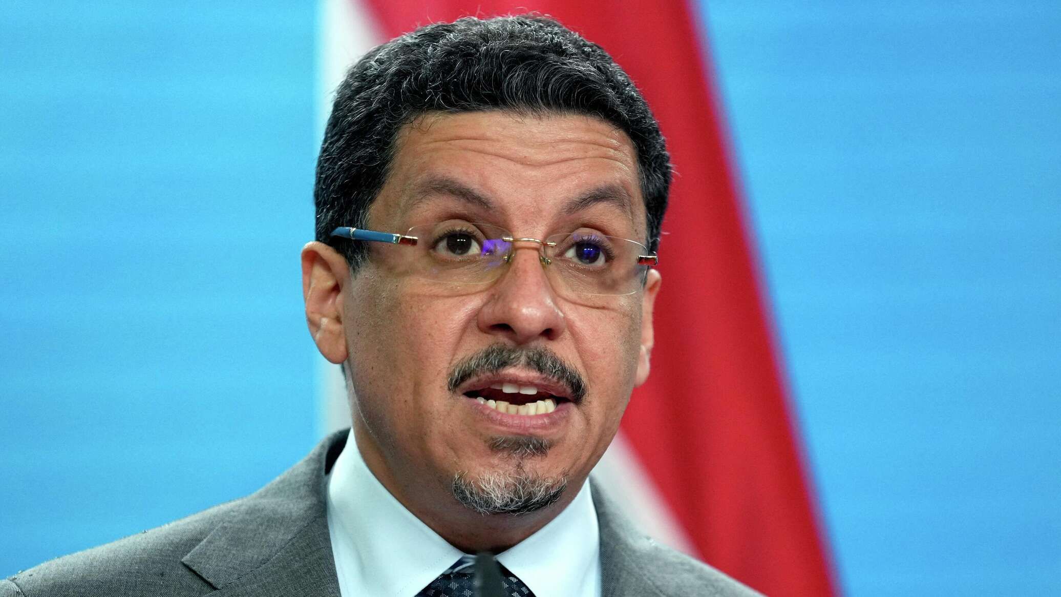 رئيس مجلس القيادة اليمني يعين وزير الخارجية أحمد بن مبارك رئيسا للوزراء