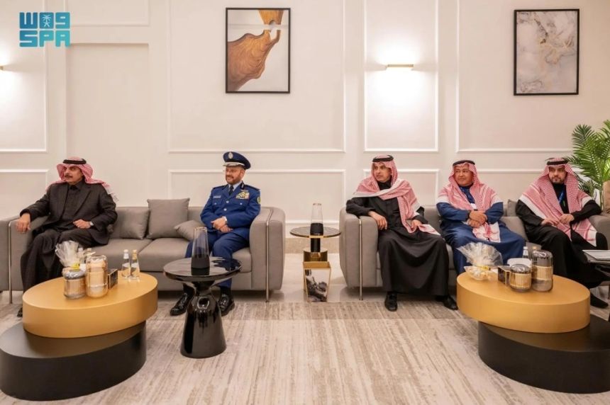 وزير الدفاع يبحث أوجه التعاون المشترك مع وزير الصناعة والتجارة الروسي