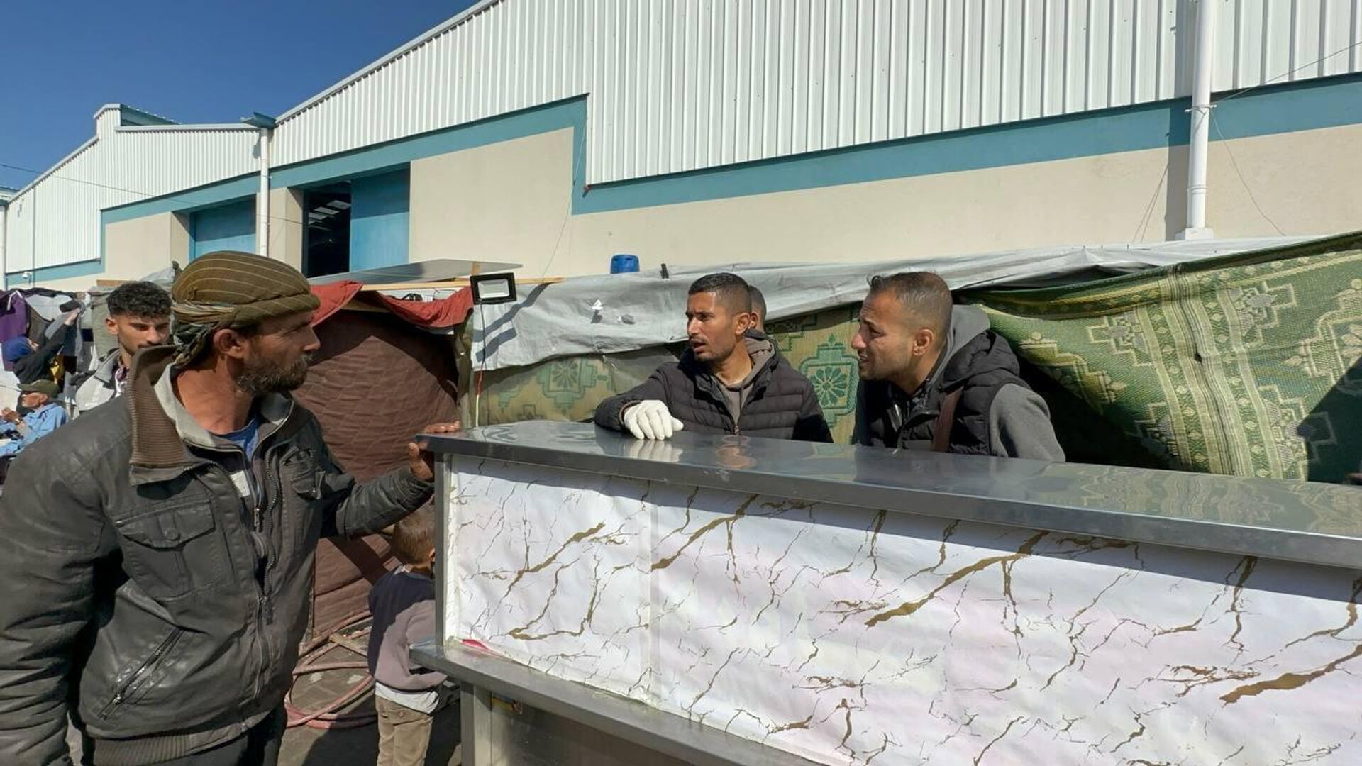 شاورما حسن مبادرة تعيد بعض الحياة وسط مخيمات النازحين في رفح جنوب قطاع غزة شاورما حسن مبادرة تعيد بعض الحياة وسط مخيمات النازحين في رفح جنوب قطاع غزة - الخليج 365 عربي, 1920, 05.02.2024