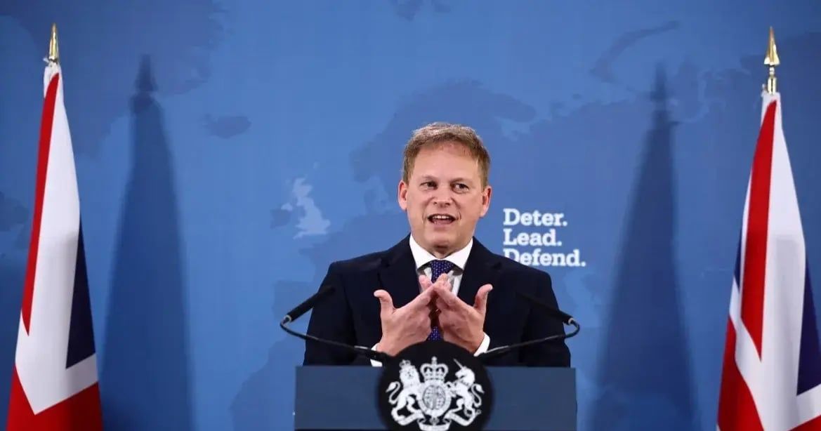 وزير الدفاع البريطاني: ضرباتنا للحوثيين لم تمنعهم من تعطيل الشحن بالبحر الأحمر