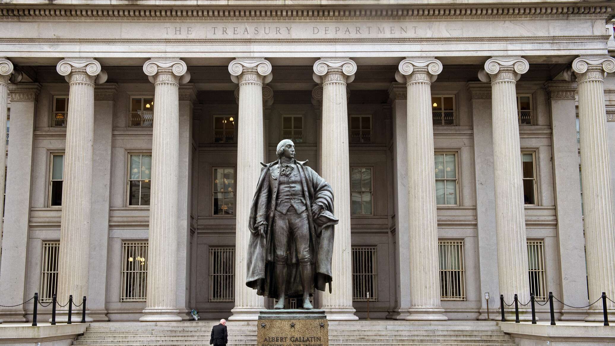 خبير اقتصادي: الخزانة الأمريكية وراء قرار المركزي العراقي منع 8 بنوك من التعامل بالدولار