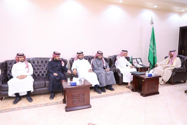 محافظ الزلفي يلتقي أعضاء جمعية "غدق" لسقيا الماء ويطلع على أهدافها