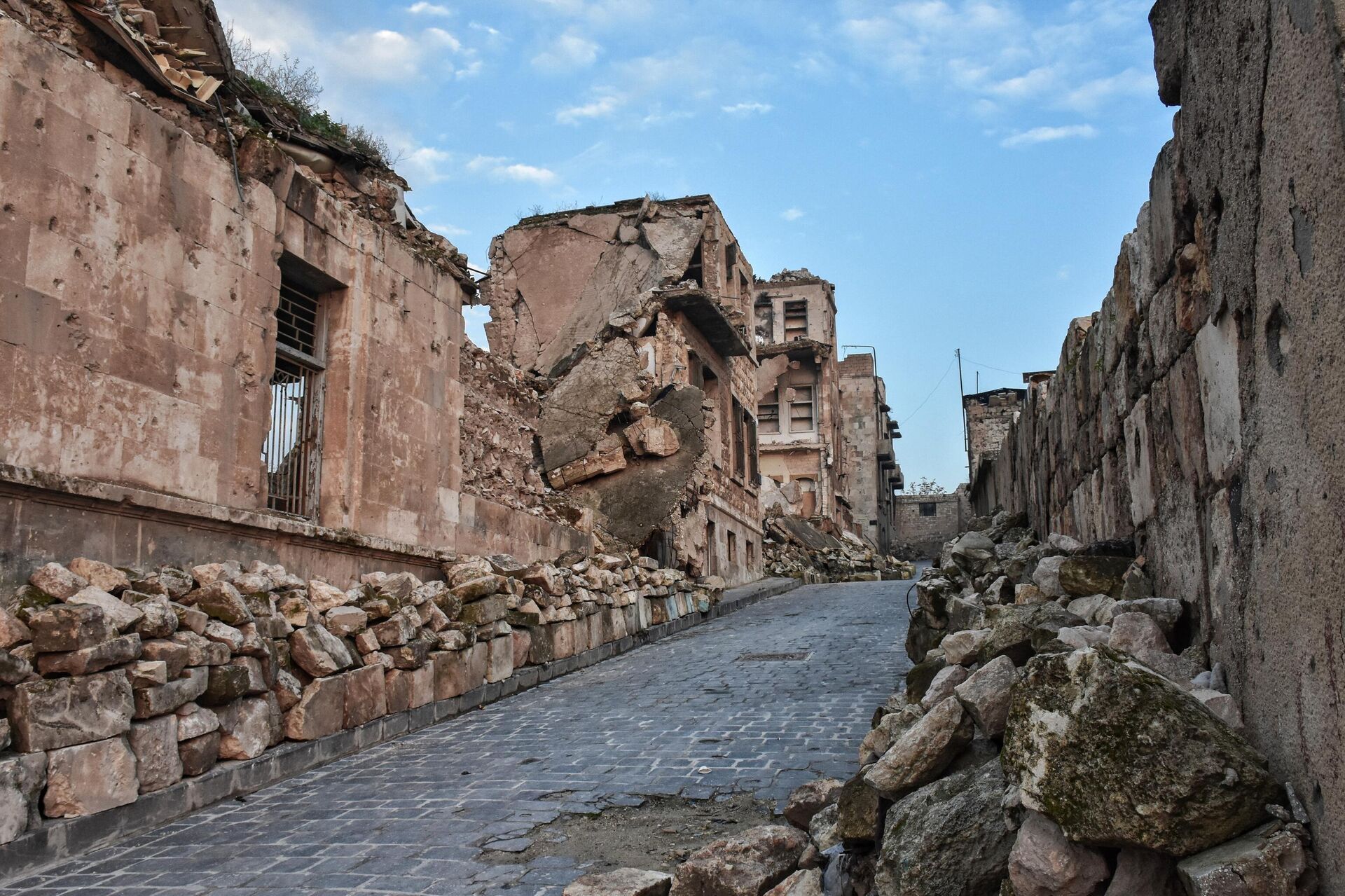 الحصار ، الإرهاب، والزلزال.. أٌقانيم الموت التي لاحقت أرواح سكان حلب الحصار ، الإرهاب، والزلزال.. أٌقانيم الموت التي لاحقت أرواح سكان حلب - الخليج 365 عربي, 1920, 05.02.2024