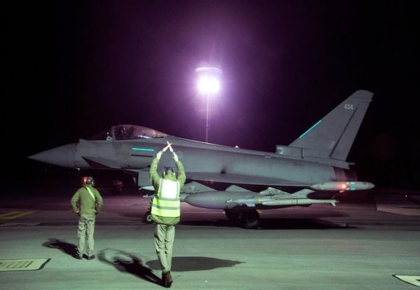 وسط مخاوف تصعيد أوسع.. الولايات المتحدة تعتزم شن مزيد من الهجمات ضد الحوثيين وجماعات مدعومة من إيران