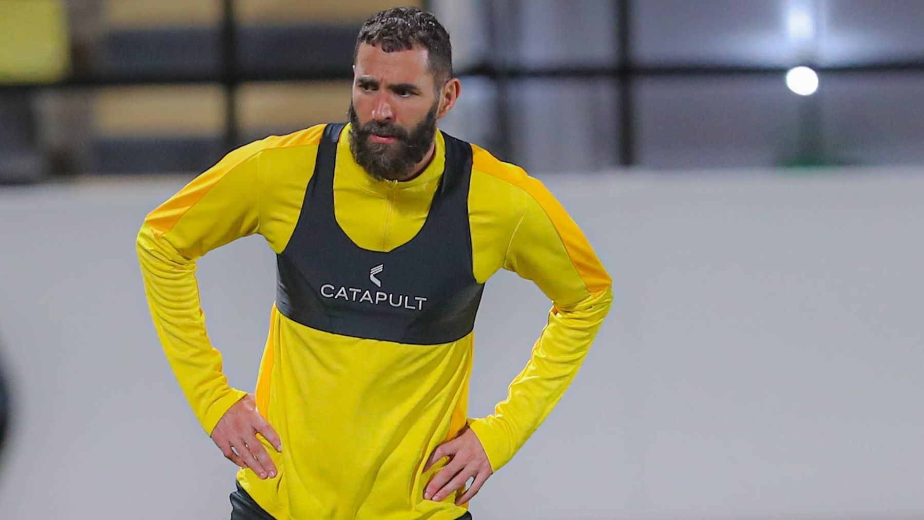 الامارات | عقب غيابه عن المعسكر في الإمارات.. بنزيمة يعود إلى تدريبات الاتحاد