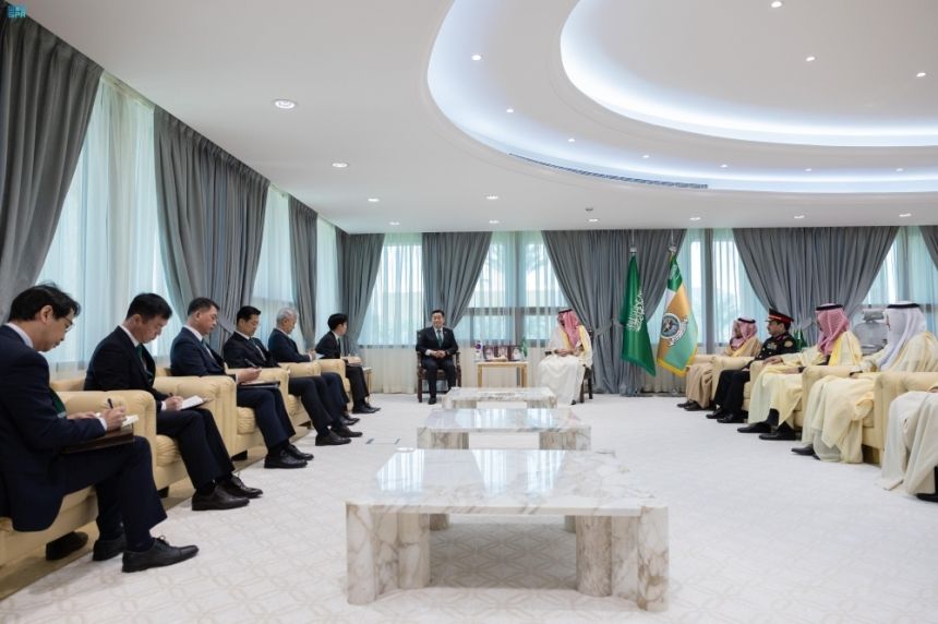 وزير الحرس الوطني يستعرض أوجه التعاون العسكري مع وزير الدفاع الكوري