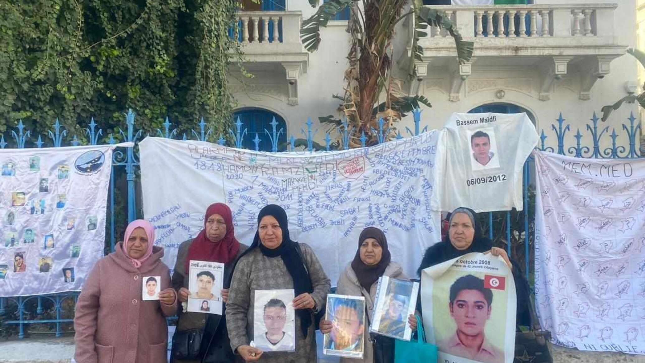 فقدوا في عرض البحر.. عائلات تونسية تطالب بالكشف عن مصير أبنائها.. فيديو وصور