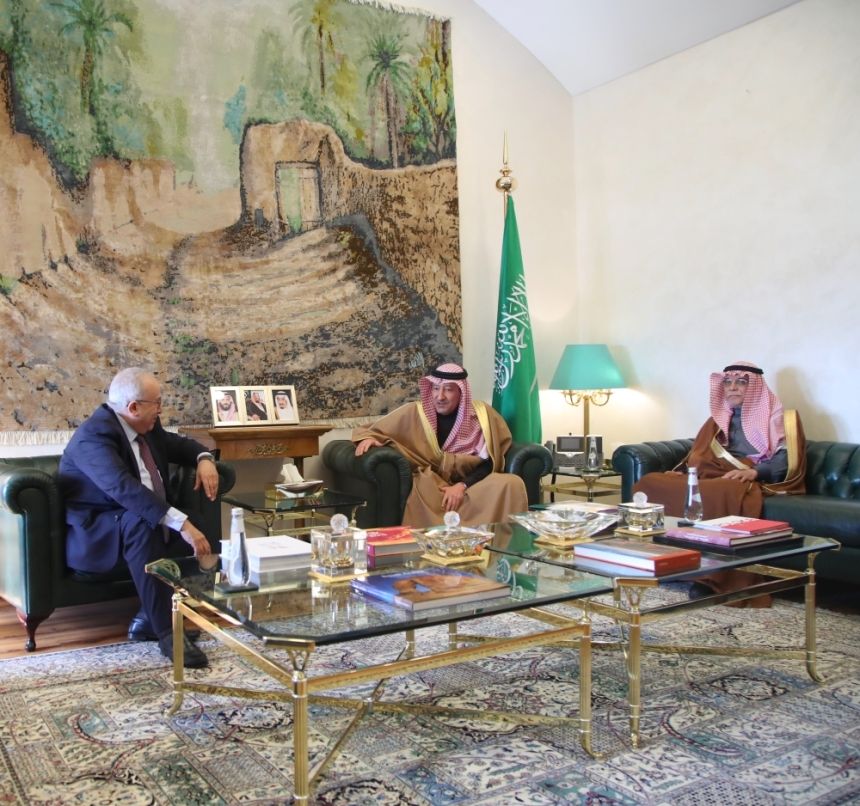 نائب وزير الخارجية يناقش المستجدات الإقليمية والدولية مع المبعوث الأممي للسودان