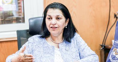 الصحة تكرم الدكتورة نعيمة القصير وتهديها درع الوزارة تقديرا لجهودها