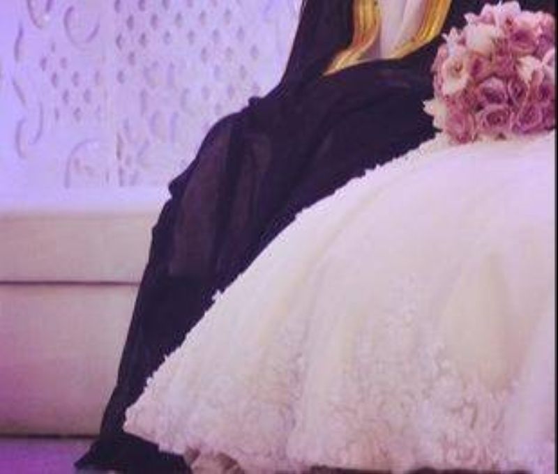 شاهد.. عريس سعودي يستعرض ملابس زوجته ويعلق: جايتني بشنطة كلها قديمة وين ودوا المهر