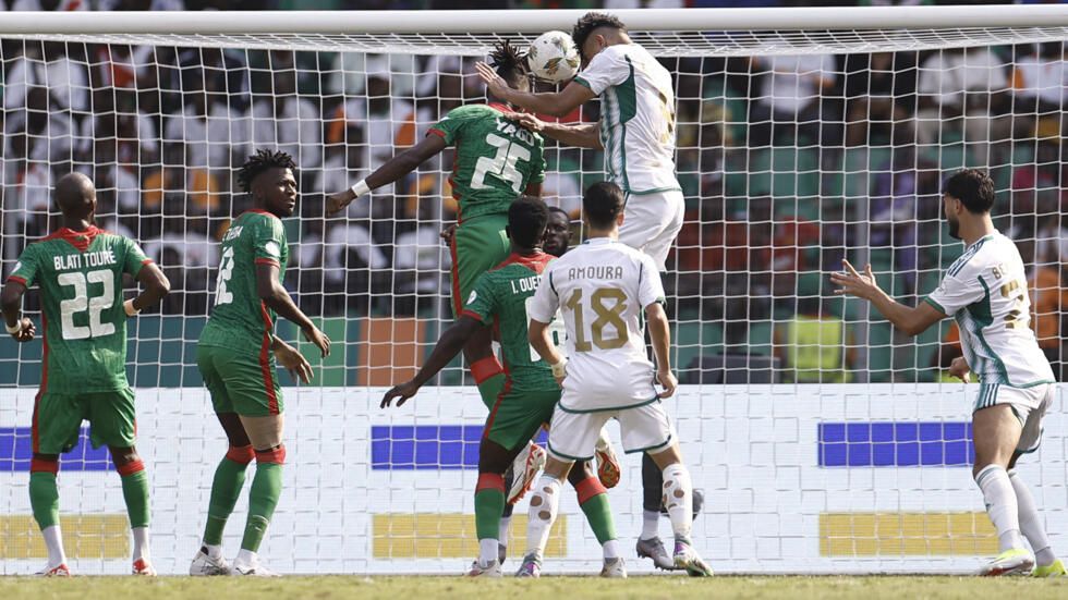 الامارات | تعيين 7 أشخاص لاختيار مدرب منتخب الجزائر