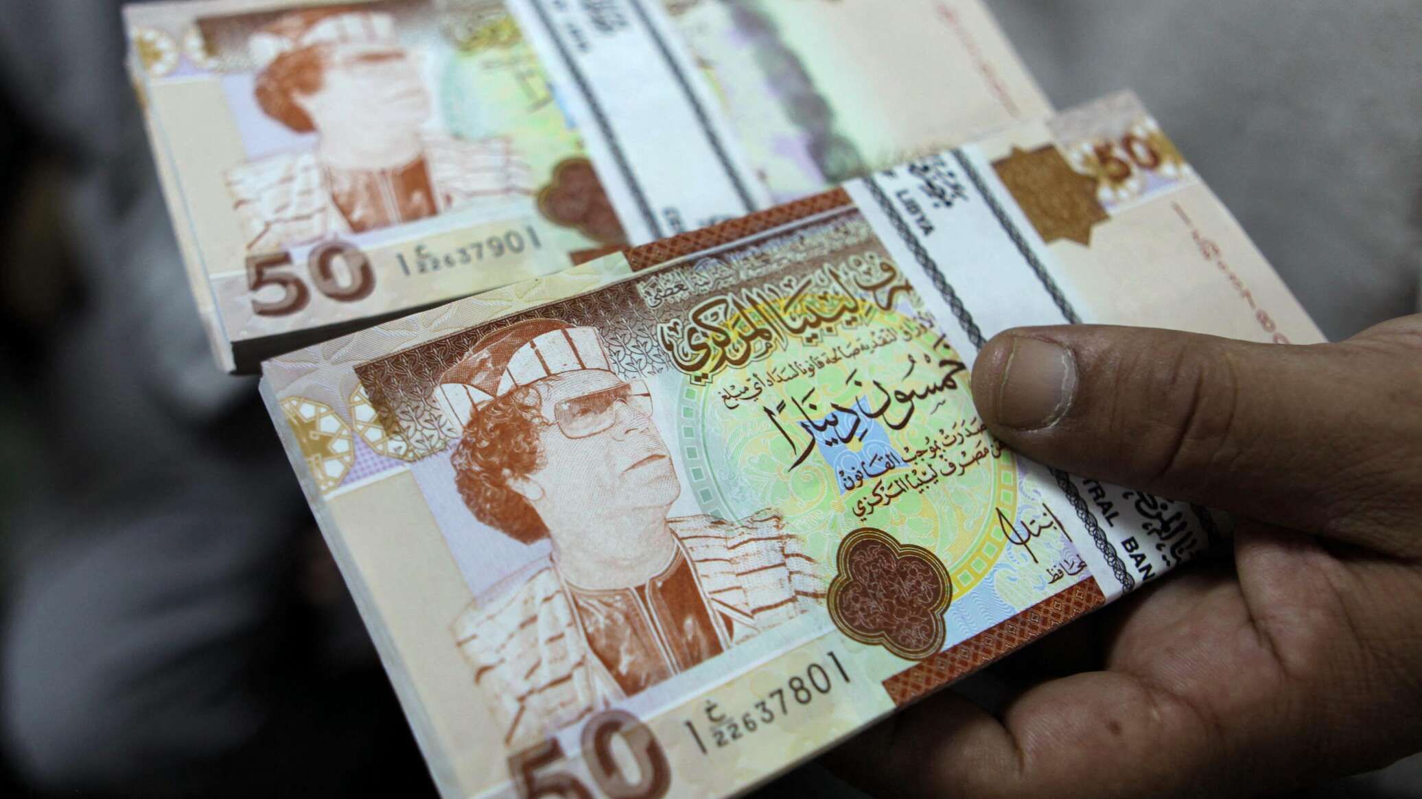 خبراء يتحدثون عن أسباب انخفاض القيمة الشرائية للدينار الليبي