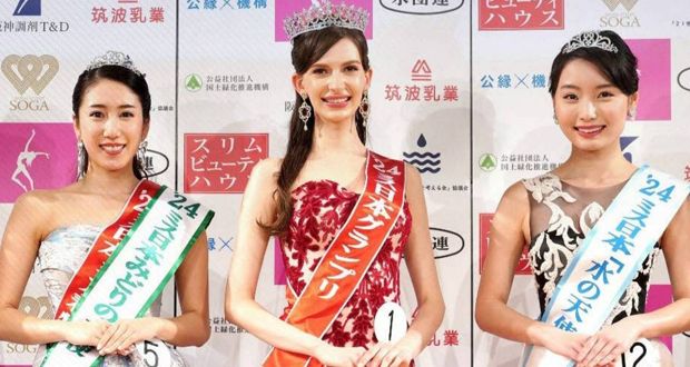 ملكة جمال تتخلّى عن اللقب بسبب علاقة غرامية ممنوعة!